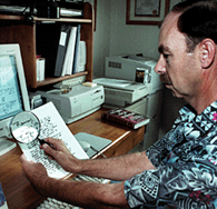 Photo of Hayes examining ransom note in JohBenet Ramsey murder case